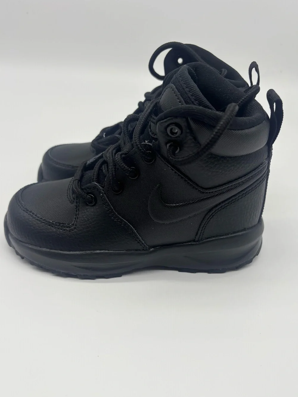 NWT Nike Manoa Kids Black High-Top Boots with Lace-Up Support